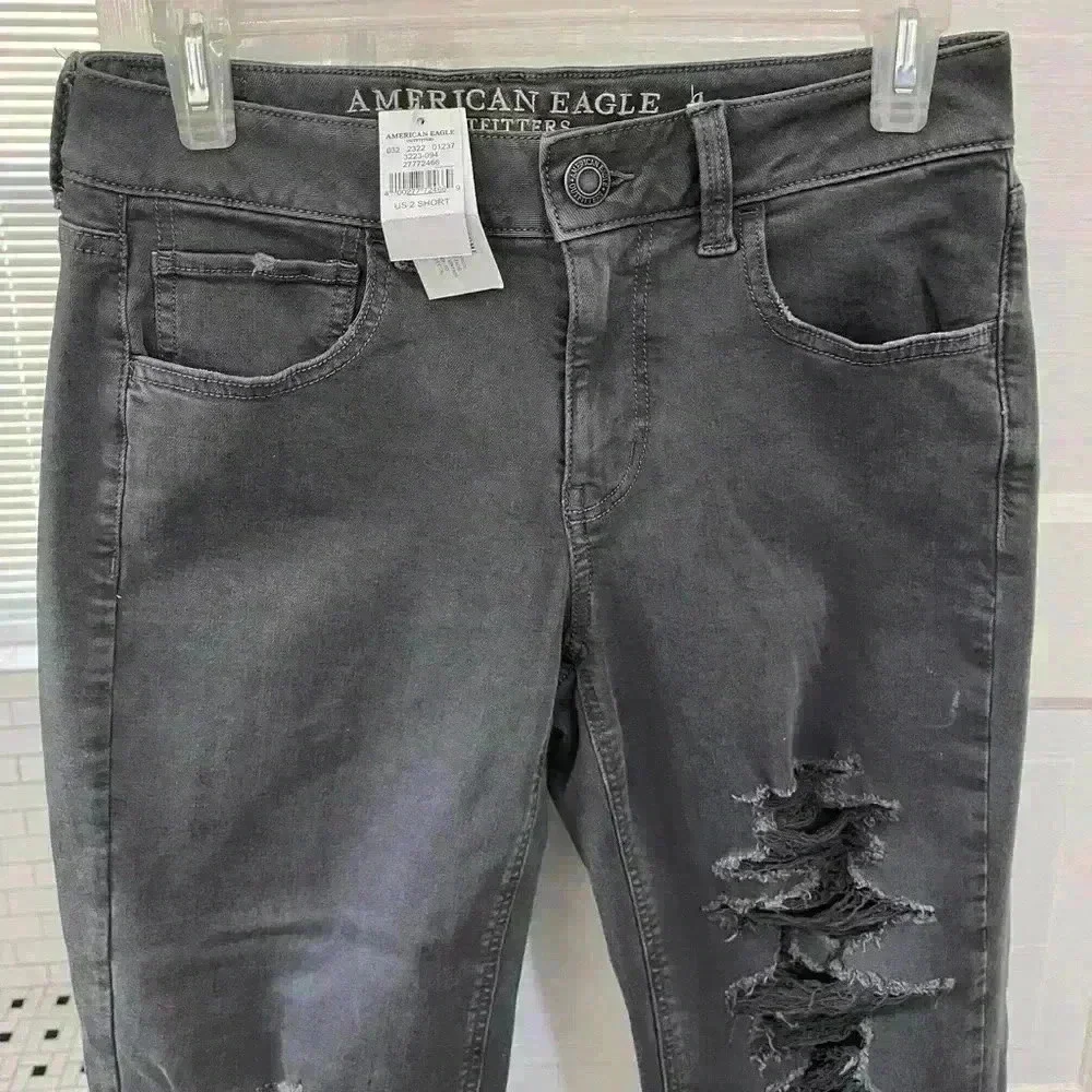 NWT American Eagle dark grey ripped tomgirl stretchy jeans size 2 short - Picture 8 of 10